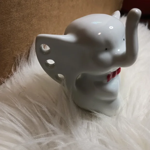 vintage elephant earrings holder trunk up for good luck! - Picture 3 of 6